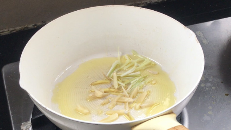 彩椒炒肉丝,就着油锅,放入葱姜蒜炒香