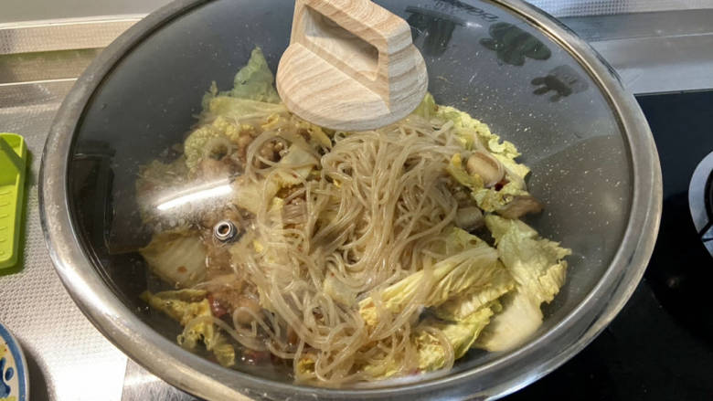 五花肉炖白菜➕五花肉炖白菜粉条,煮开后,加盖小火炖煮3分钟