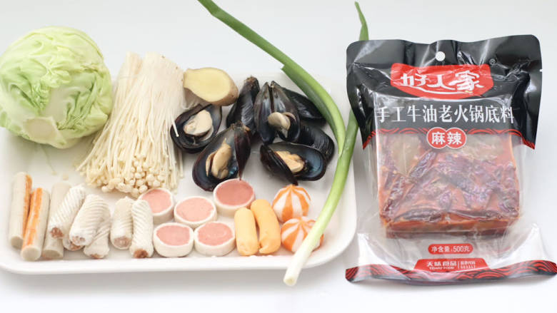青口什锦火锅,首先备齐所有的食材,<a style='color:red;display:inline-block;' href='/shicai/ 206'>青口</a>洗净后煮熟备用。