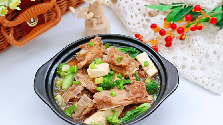 排骨豆腐砂锅,排骨的肉香和豆腐的嫩滑,还有筋道爽口的粉条,简直不要太好吃了。