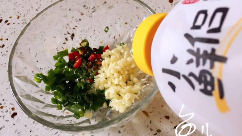 椒麻手撕鸡,大蒜碎、葱碎、辣椒圈放入碗中,倒入调味汁