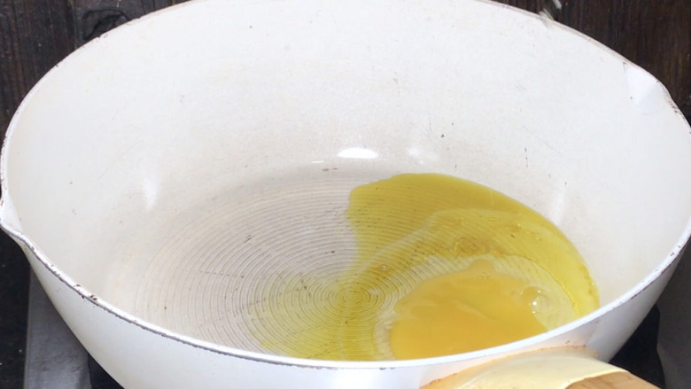 韭菜蛋炒饭,起锅热油,打入<a style='color:red;display:inline-block;' href='/shicai/ 9'>鸡蛋</a>,炒散至熟