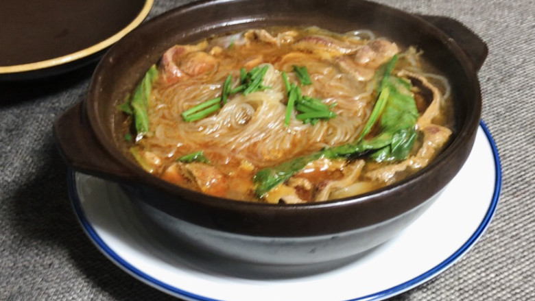猪肝粉丝砂锅煲,撒上香葱,离火