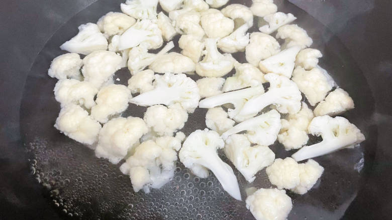 青椒炒花菜,锅中烧开水,加入花菜焯熟