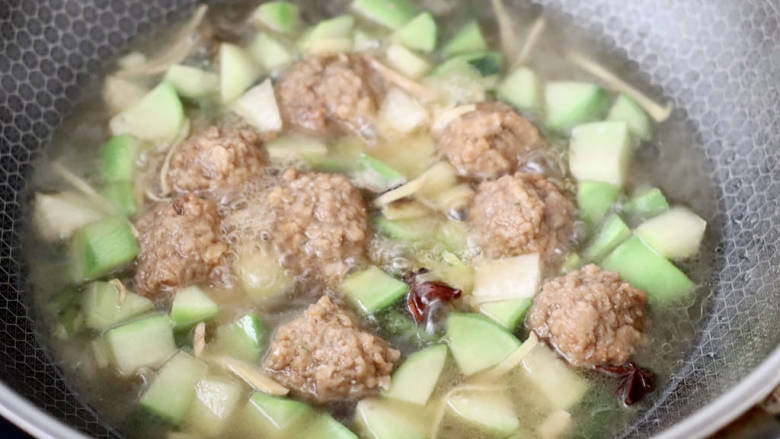 萝卜肉丸煲,大火烧开后,炖煮10分钟左右。