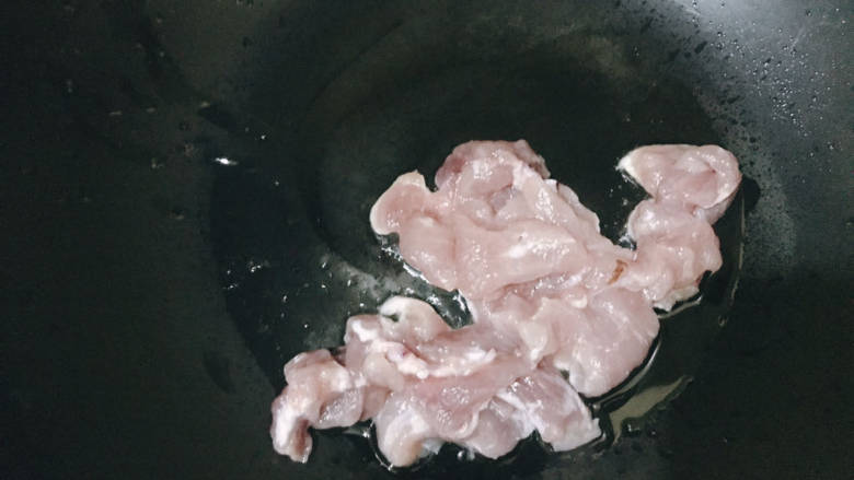 丝瓜肉片,起油锅,下入肉片
