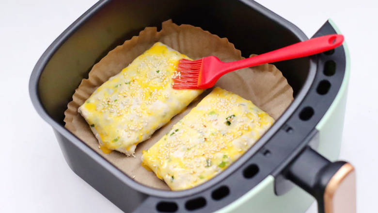 火腿磷虾韭菜盒子,表面刷上蛋黄液,撒上少许<a style='color:red;display:inline-block;' href='/shicai/ 678'>白芝麻</a>。
