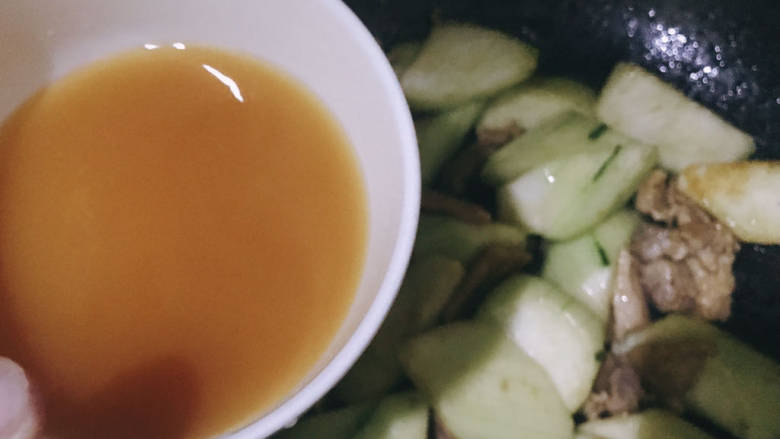 丝瓜肉片,加入芡汁(水,生抽,淀粉,盐调成)
