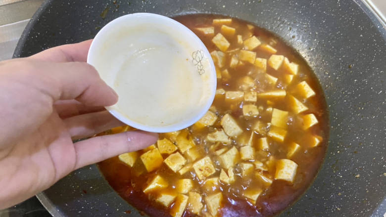 酸辣豆腐➕肉末酸辣豆腐,分两次进入适量水淀粉,用铲子推动豆腐,中大火收汁