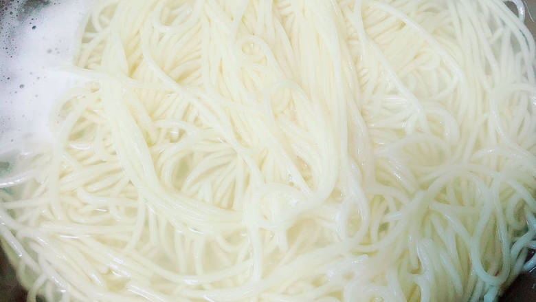 大盘鸡拌面,炖煮土豆的时候,另起锅,煮<a style='color:red;display:inline-block;' href='/shicai/ 4221'>拉面</a>,算好时间,和大盘鸡一起起锅。