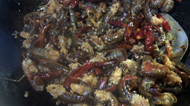 家庭小龙虾🦞,加入<a style='color:red;display:inline-block;' href='/shicai/ 285'>小龙虾</a>，放<a style='color:red;display:inline-block;' href='/shicai/ 788'>生抽</a>、<a style='color:red;display:inline-block;' href='/shicai/ 146542'>孜然粉</a>、<a style='color:red;display:inline-block;' href='/shicai/ 10588'>糖</a>，大火快速翻炒。
