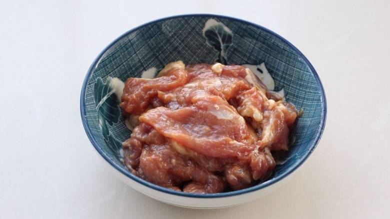 芹菜木耳炒肉丝,抓拌均匀加入一勺食用油,再抓一抓腌制十分钟。