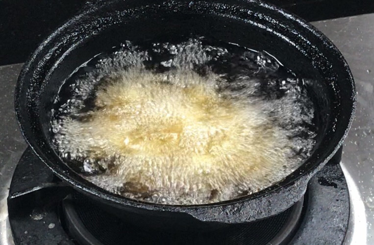 奶黄馅泡泡糕,放入五成热的油锅中,中火炸