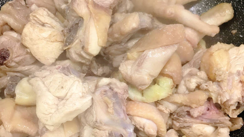 青椒杏鲍菇焖鸡,翻炒至变色