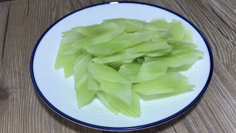 腊肉炒莴笋,<a style='color:red;display:inline-block;' href='/shicai/ 124'>莴笋</a>去皮洗净,切成片备用