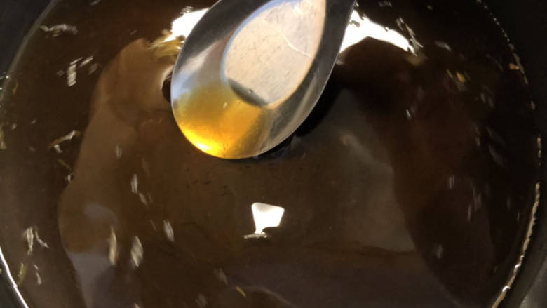 日式南蛮鸡,那南蛮渍配好后要放入锅中小火煮开。然后放碗中晾凉备用。
