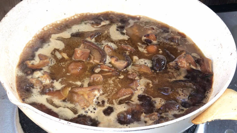 香菇烧鸭肉,加入香菇和水,拌匀煮沸,转小火盖上锅盖烧半小时以上