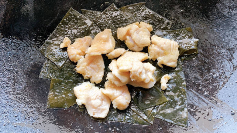 海带炒肉片,而后加入鸡胸肉,再炒45秒左右出锅。