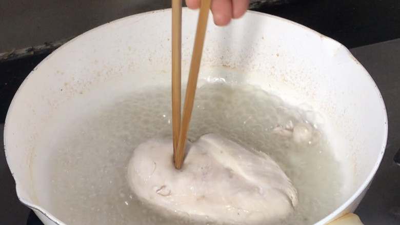 口水鸡丝,用筷子插几个眼,方便透气,继续煮10分钟