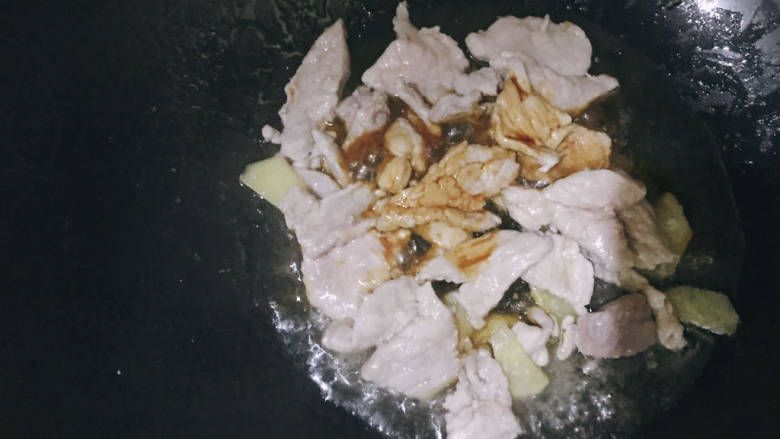 香菇肉片煲,加入<a style='color:red;display:inline-block;' href='/shicai/ 788'>生抽</a>,炒出香味后盛起