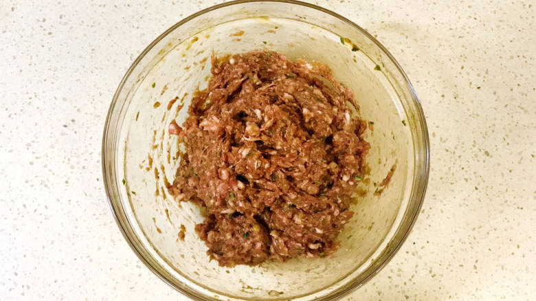 蛤蜊水饺,倒入搅拌碗中,加入所有的调味料,顺时针搅拌均匀