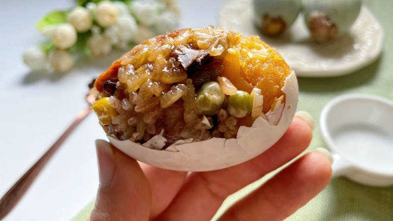 五彩糯米蛋,赶紧地剥开一个吃吧,太美味。