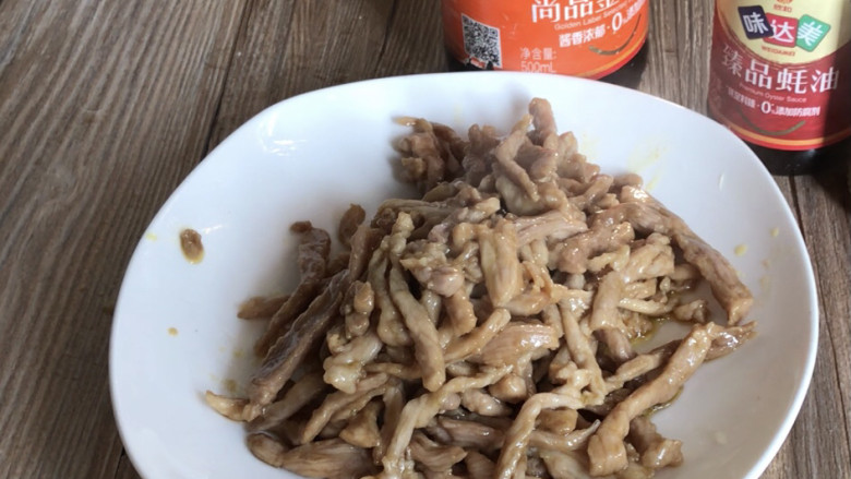 鱼香肉丝,捞出沥油，备用