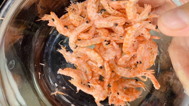 乡土美味凉拌野芹菜,洗净