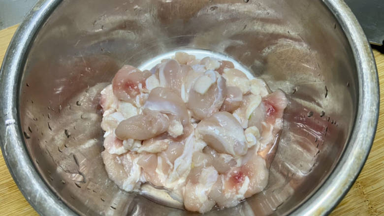 姜葱冬菇蒸滑鸡,鸡翅根去骨,切小块