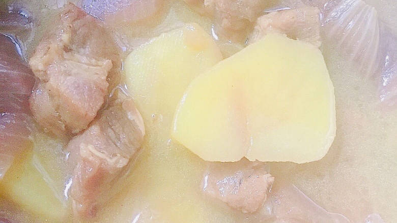 牛腩焖土豆,盖上锅盖小火焖30分钟