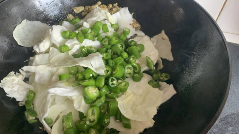 干煸圆白菜,下入圆白菜,线椒