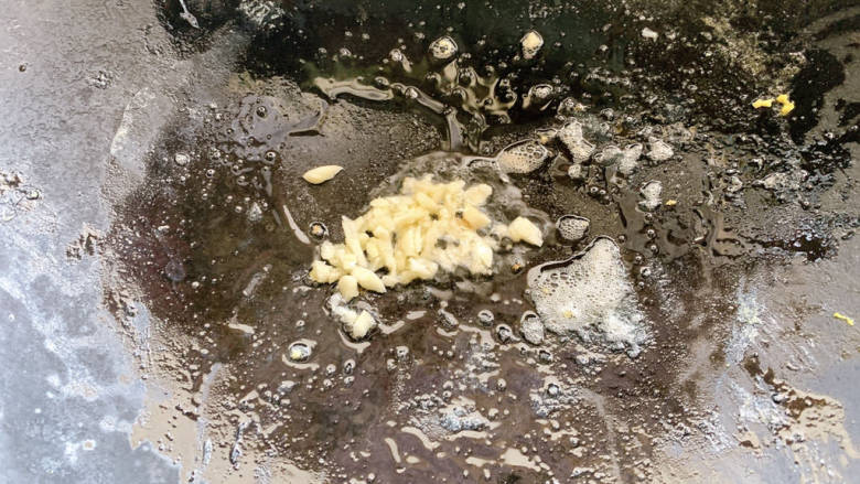 黄瓜炒鱿鱼,锅烧热油,加少许蒜蓉炒出香味