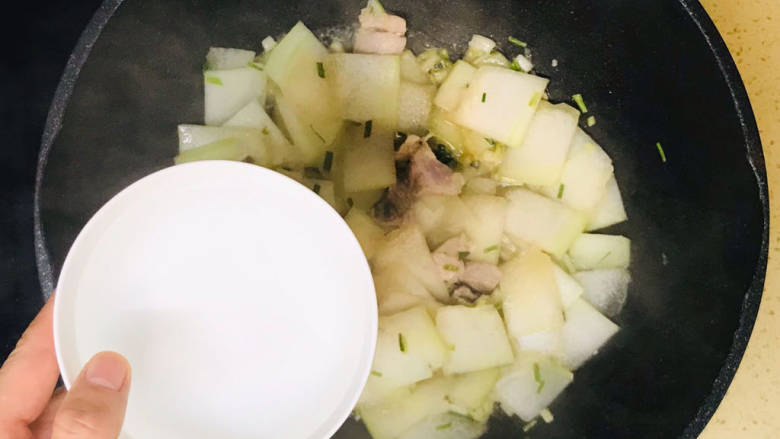 冬瓜瘦肉汤,加一碗清水,大火煮沸