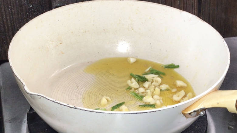 糖醋茭白,再起锅热油,放入葱和蒜,炒香
