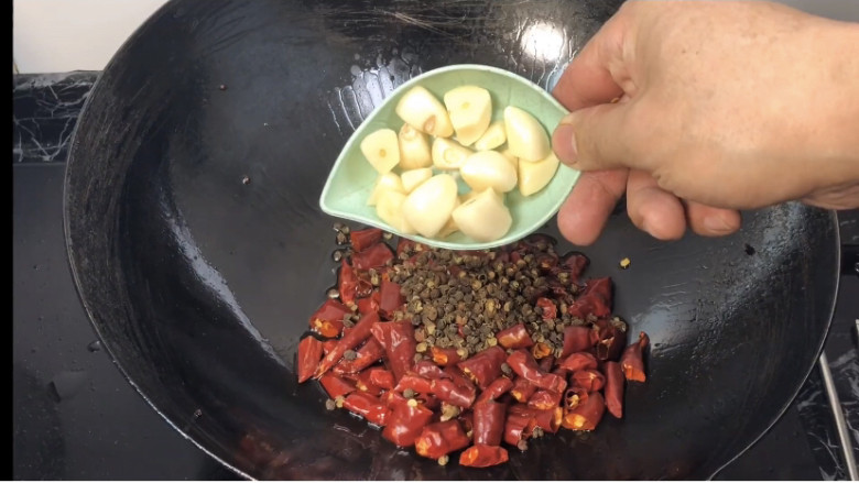 家庭版烤鱼制作方法,加入大蒜