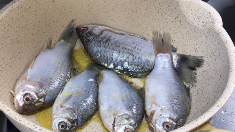 酸菜炖鲫鱼,起锅热油,放入鲫鱼煎出香味,再翻面煎至两面金黄