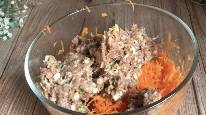 牛肉锅贴,放入腌制好的胡萝卜中,拌匀备用