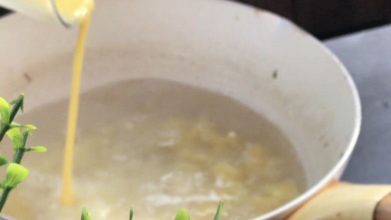 紫菜豆腐八卦汤,在沸腾前,淋入蛋黄液,边淋边搅拌均匀