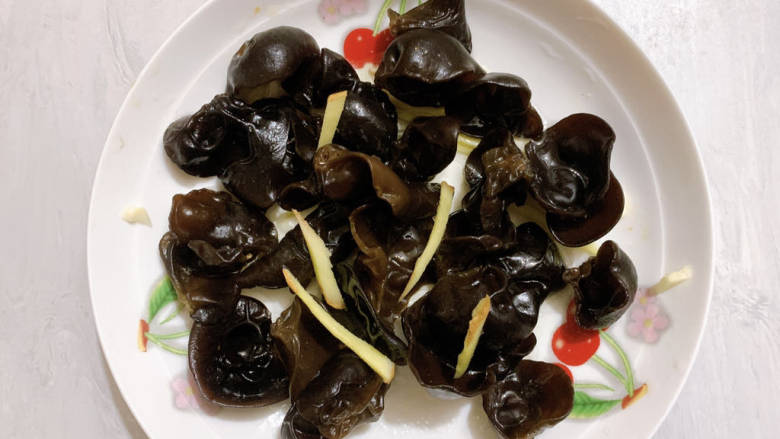 蒜蓉豆豉蒸排骨,木耳加少许芝麻油,姜丝先抓一抓铺在盘底