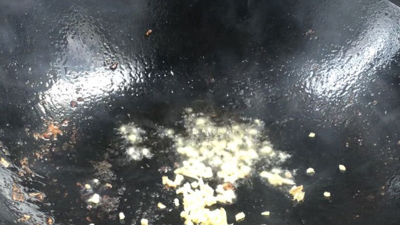 菠萝炒鸡,就着油锅,放入姜末炒香