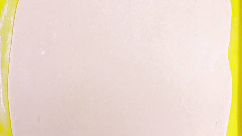 #闹元宵#鲜花饺子,用擀面杖将面团擀成薄饼皮(比平常的饺子皮稍厚一点)
