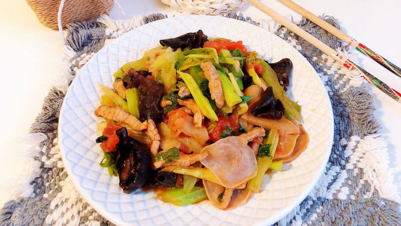 芹菜木耳炒肉丝,超下饭哟!