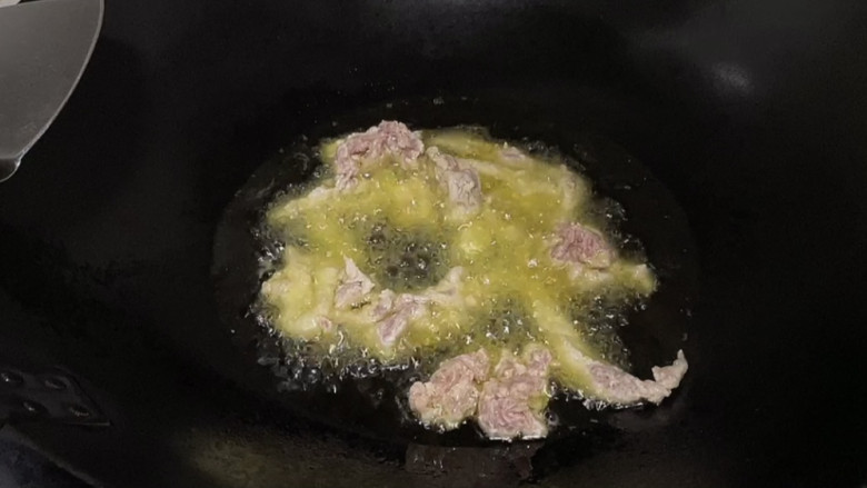 番茄里脊,锅中倒入适量油烧至95度,再放入里脊肉