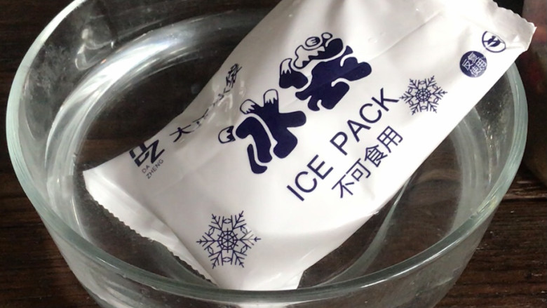 泡椒猪皮,再备一大碗凉开水,放入一个冰袋(有冰块更好,或者直接用冰水)