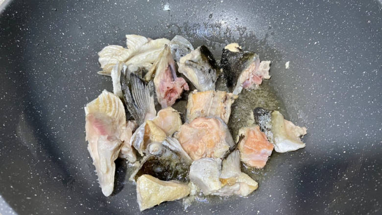 三文鱼豆腐羹➕三文鱼头豆腐羹,热锅后加入适量食用油,油温热,摆入三文鱼块,中小火煎到两面微焦