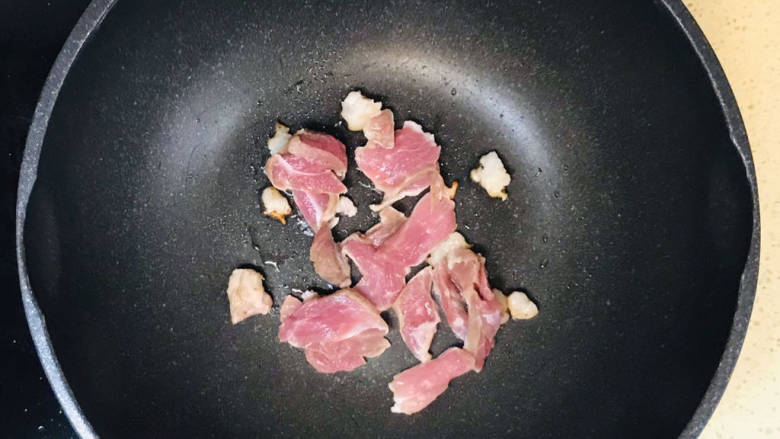蒜苔五花肉,加入瘦肉,煸炒至猪肉变色