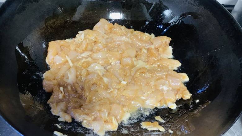 海带炒肉片,放鸡肉翻炒均匀