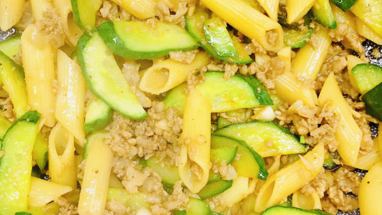 青瓜炒意面,翻炒入味