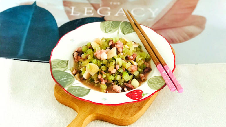 芹菜炒墨鱼,鲜美下饭,开饭喽