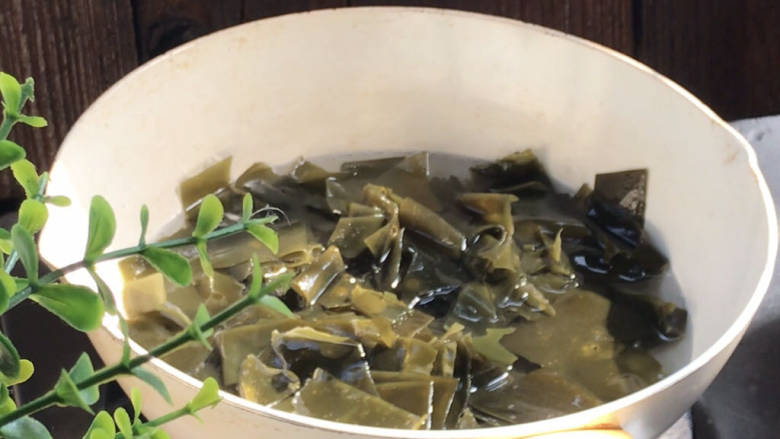 海带炒肉片,起锅注入适量清水,放入海带煮沸